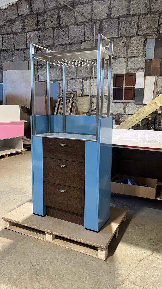 Plaukts ar metāliskiem elementiem